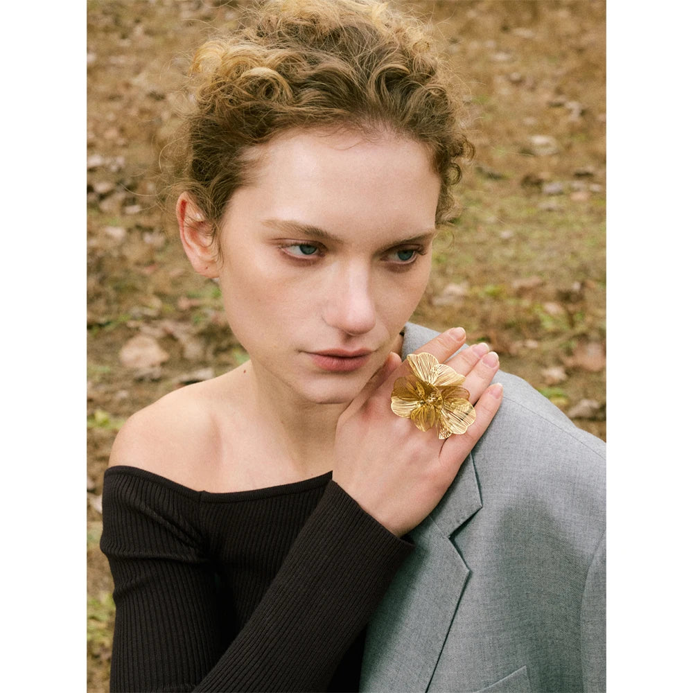 Anahita ring side view showing expressive silhouette