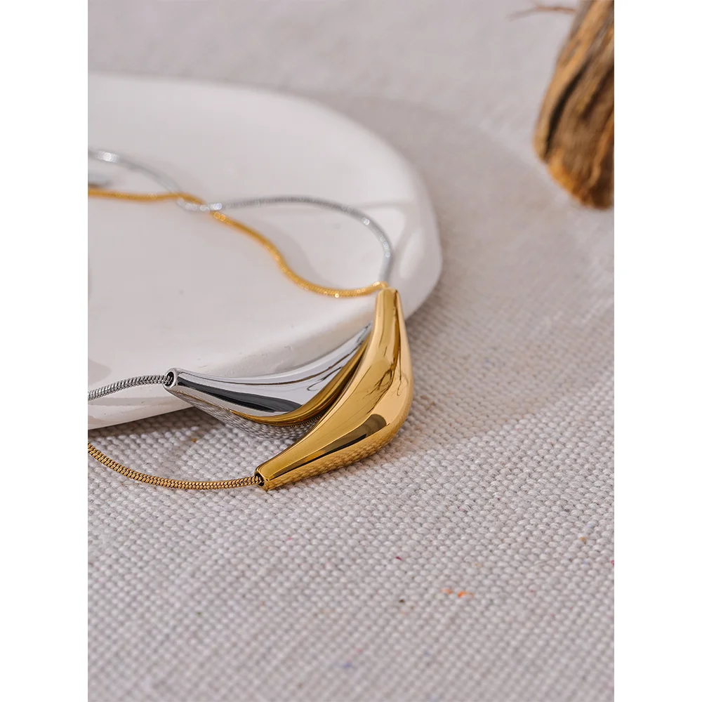 Elara necklace side view showing delicate chain