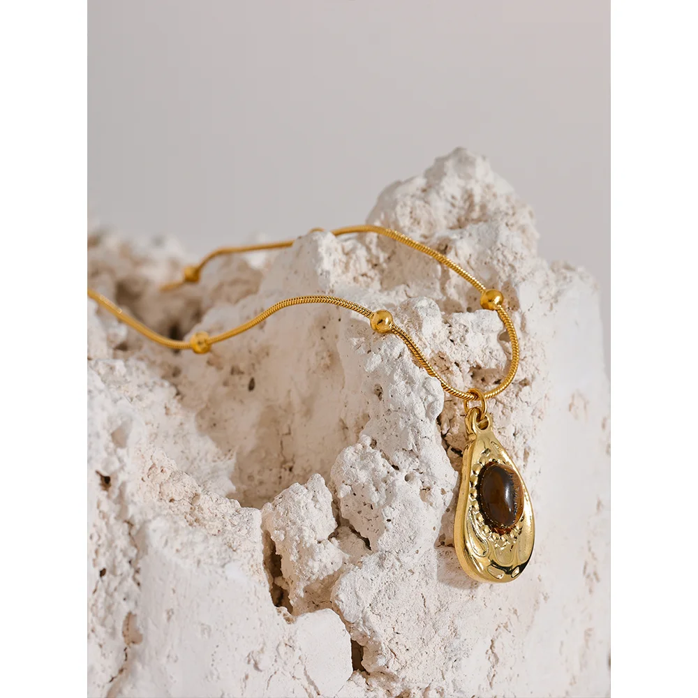 Tigris necklace styled as refined everyday jewelry