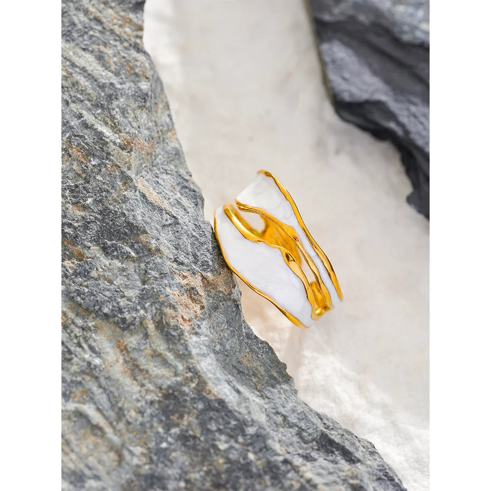 Alba ring side view showing smooth silhouette