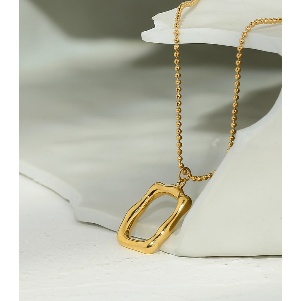 Sooran necklace side view showing delicate chain