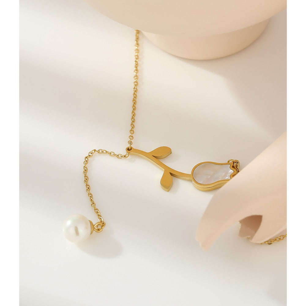 Dariab necklace side view showing delicate chain