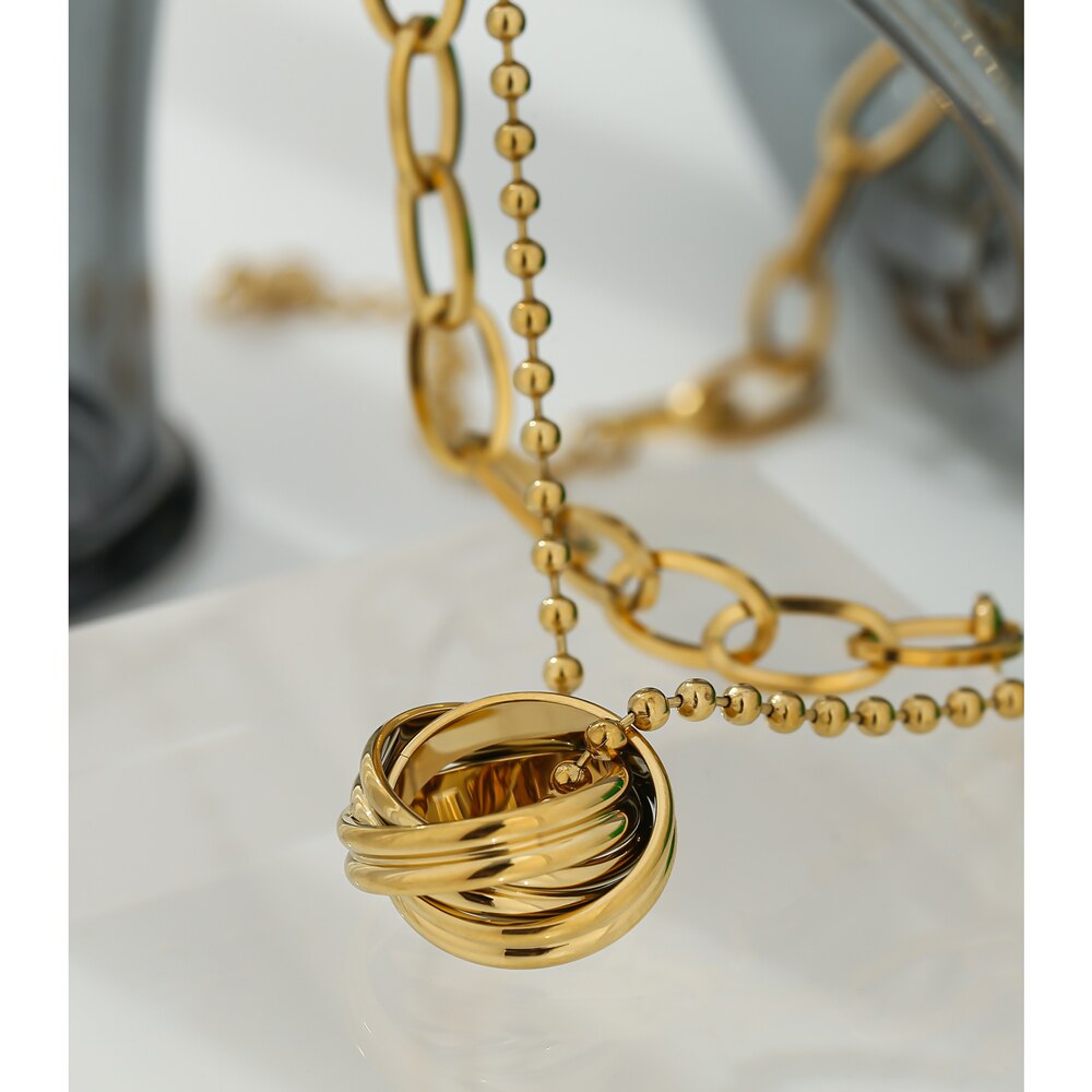 Sarab necklace side view showing delicate chain