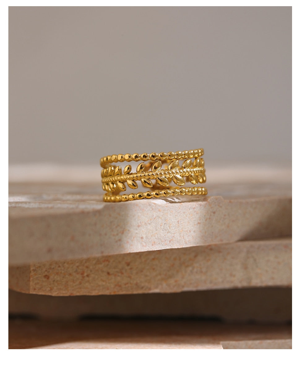 Azna ring side view showing smooth silhouette