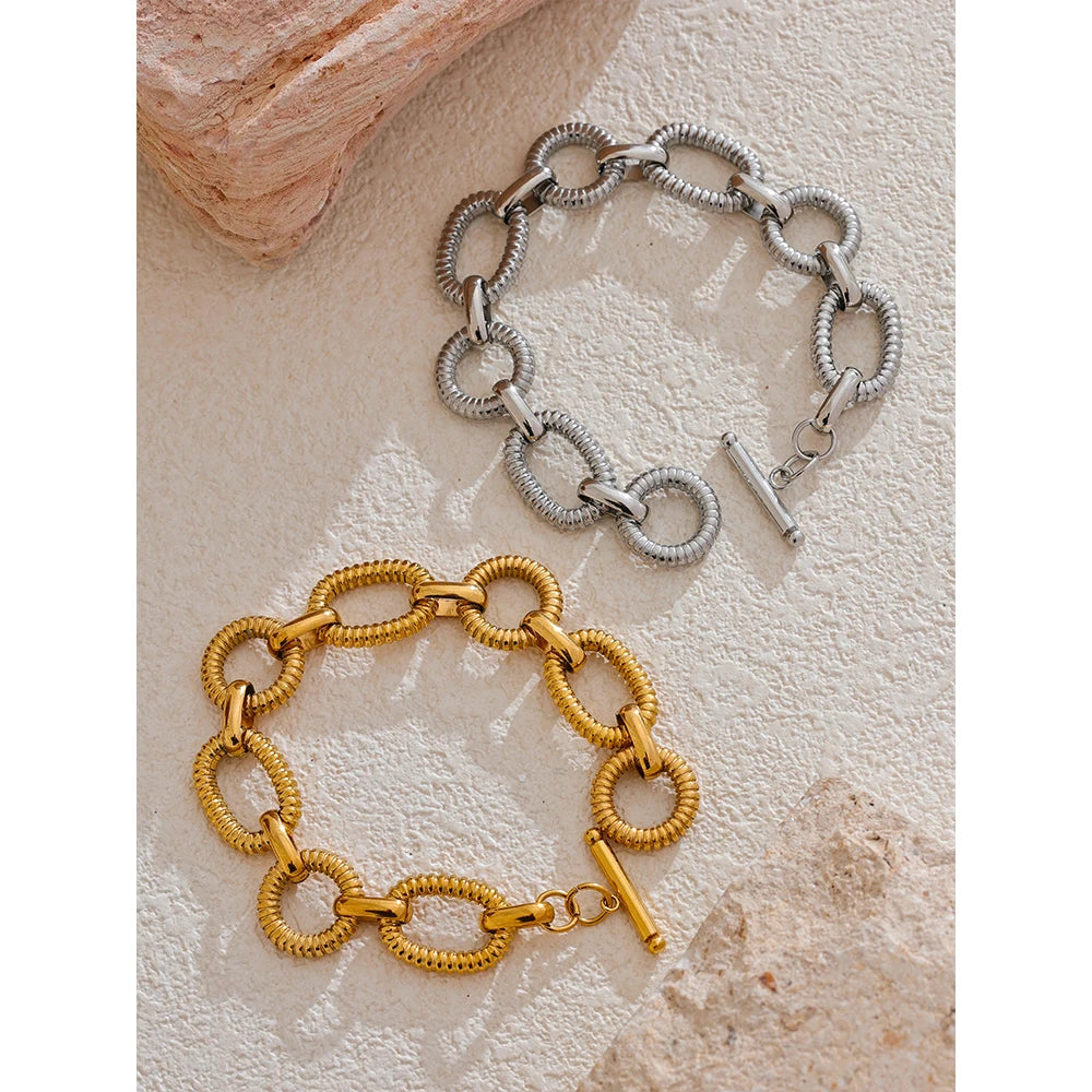 Anita bracelet close-up showing oval chain links