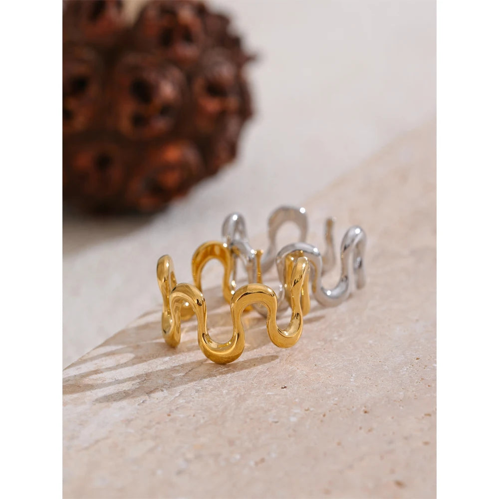 Mahsa ring side view showing modern silhouette