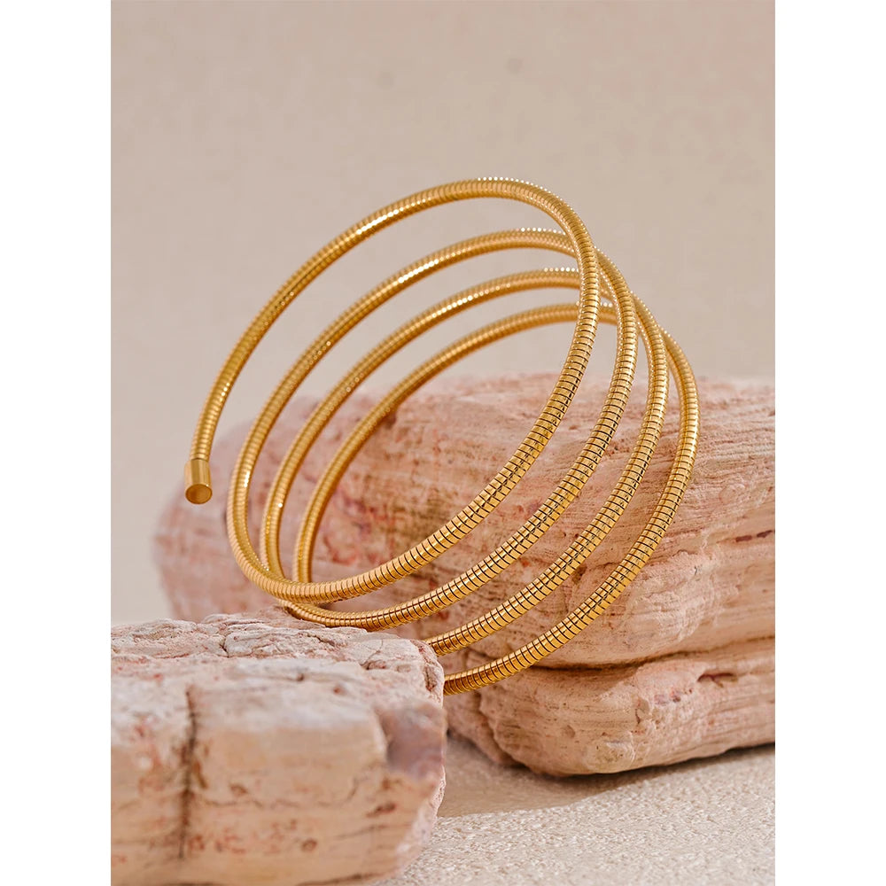Parvaneh bracelet side view showing dimensional design