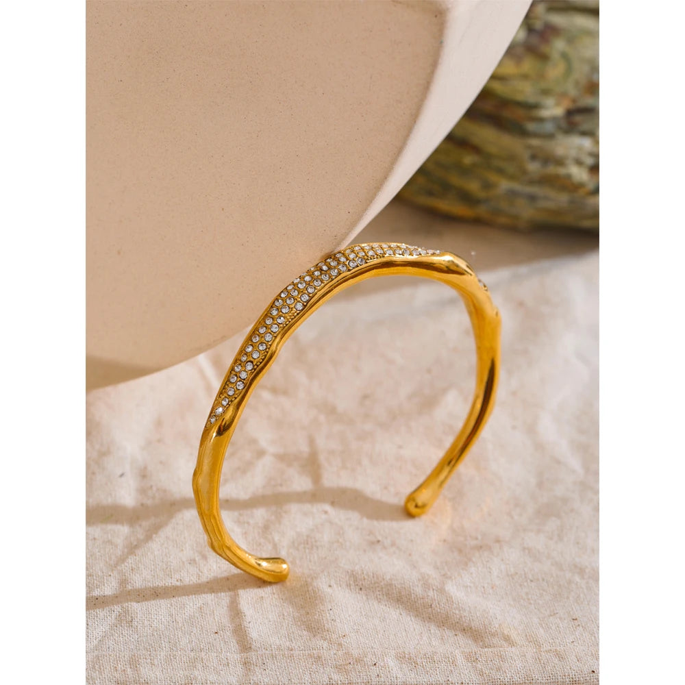 Yasmin bracelet styled as luminous everyday jewelry