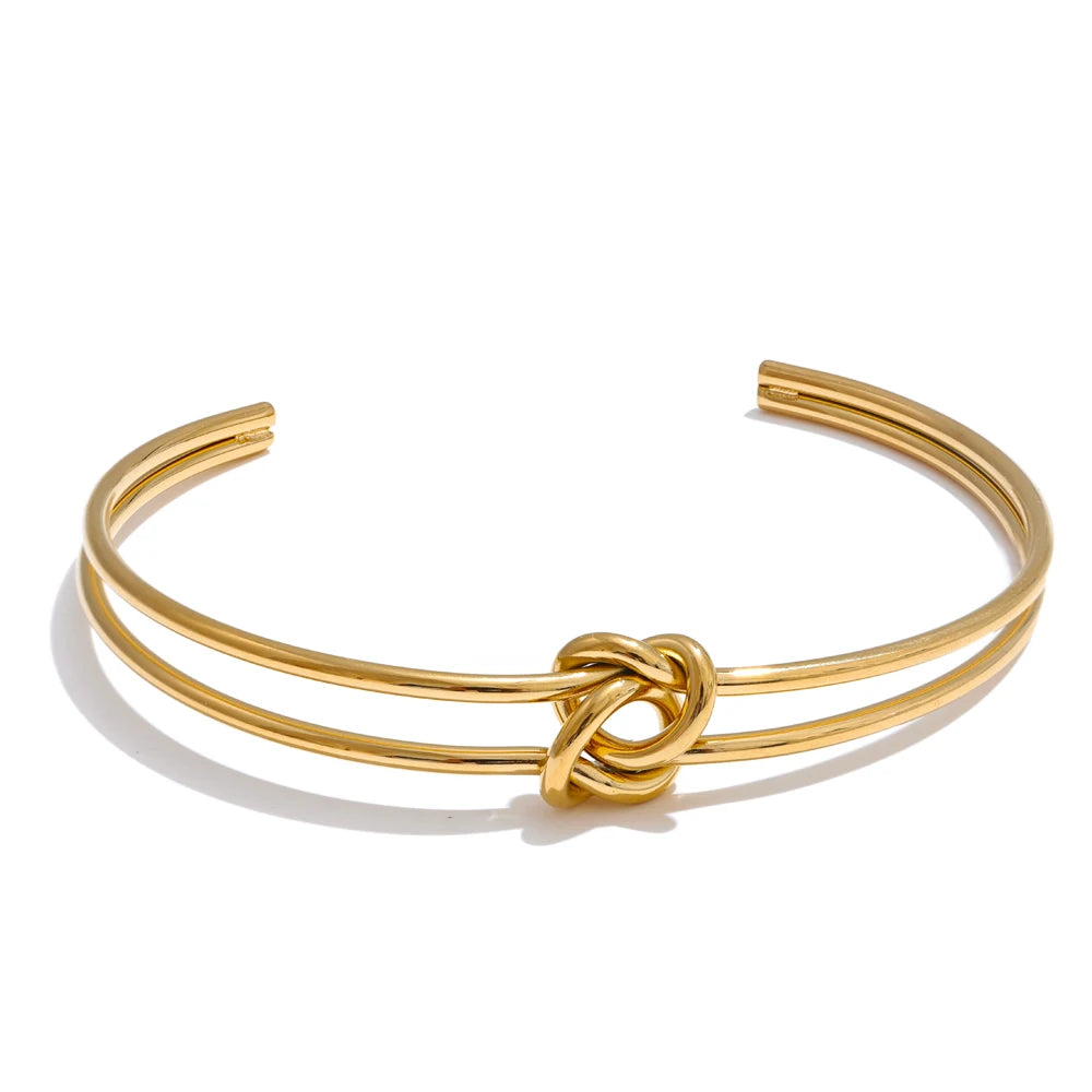 Jana bracelet styled as everyday jewelry